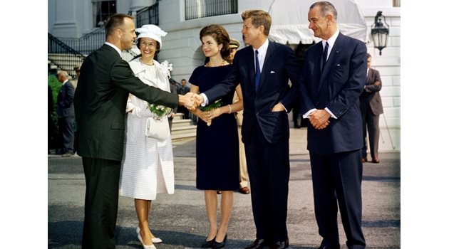 След историческия полет през 1961 г. Шепърд и съпругата му са поздравени от президента Джон Кенеди и Джаки. 
СНИМКА: ПУБЛИЧЕН ДОМЕЙН