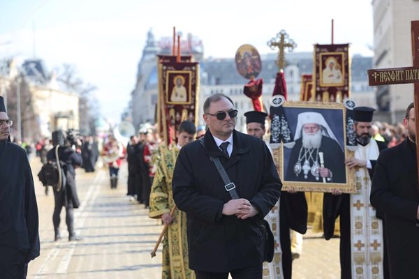 Процесията тръгна от храм "Александър Невски" и стигна до "Света Неделя". Снимки: "24 часа"