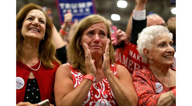 Привърженичка на Тръмп плаче развълнувано на  митинг на милиардера.