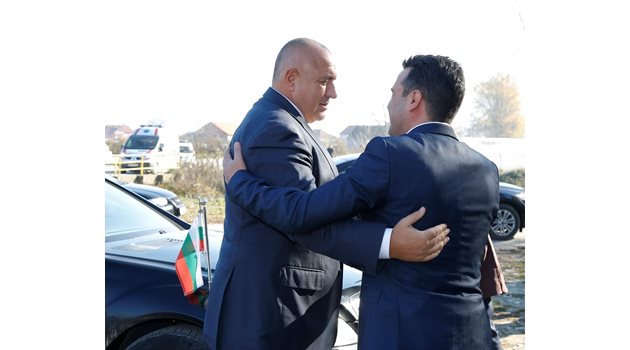 Бойко Борисов и Зоран Заев се поздравяват преди първото съвместно заседание на българското и македонското правителства.