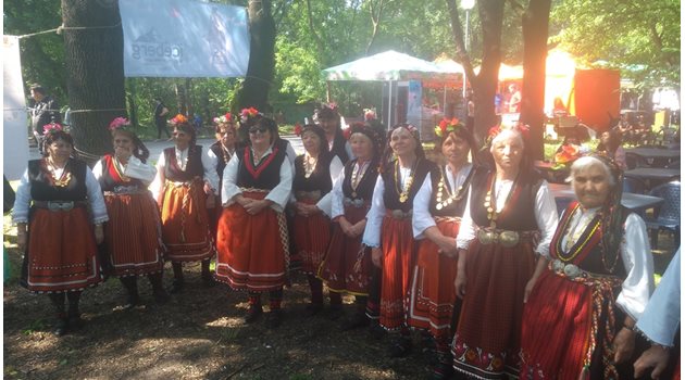 Женска група за автентичен фолклор от Баня е сред стотиците участници.