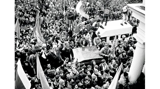 През 1997 г. страната бе на ръба на гражданска война. Кулминацията на протестите е нахлуването в Народното събрание.