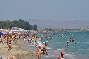 Обеднели, българските туристи закусват баничка, обядват на плажа, вечер пазаруват от магазина