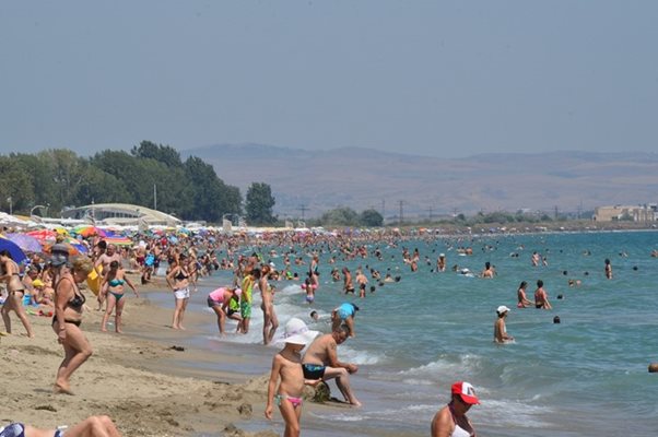 В горещите дни плажът в Бургас е препълнен и трудно се намира място.