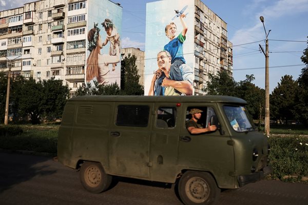 Украински военни патрулират из празните квартали покрай блокове, ударени от ракети в град Бахмут. Руската инвазия в Украйна продължава в цялата Донецка област.