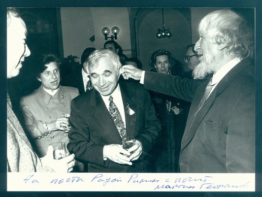 Радой Ралин на шега дърпа ухото на Желю Желев на прием в Бояна през 90-те години на миналия век.