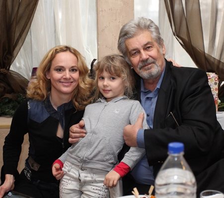 Параскева Джукелова с дъщеря си и Стефан Данаилов