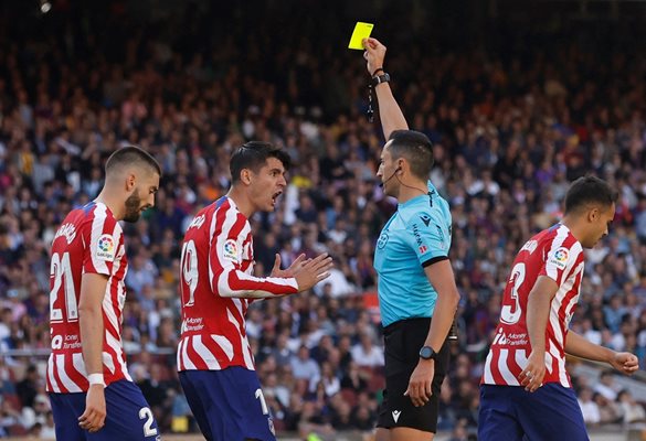 Нападателят на "Атлетико" Алваро Мората крещи на съдията Хосе Санчес, който му показва жълт картон в мача с "Барселона". Снимка: Ройтерс