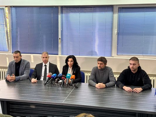 Шефката на Окръжната прокуратура Ваня Христева /в средата/ не знае кога Бизюрев ще бъде предаден на българското правосъдие.