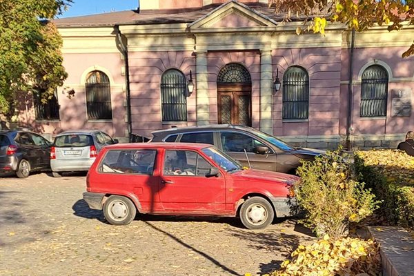 Червеното поло престоя пред Археологическия музей.