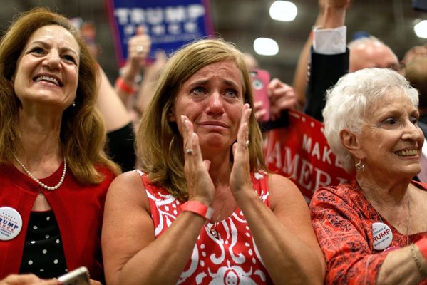 Привърженичка на Тръмп плаче развълнувано на  митинг на милиардера.