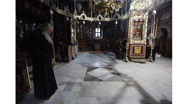 Игуменът на Троянския манастир Сионий показва чудотворната икона в обителта.   СНИМКА:ВАСИЛ ПЕТКОВ