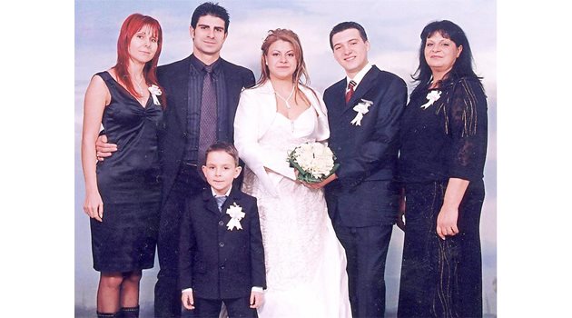 ЩАСТЛИВИ: Гонзо и Мариета заедно със сина им на сватбата на сестра си.