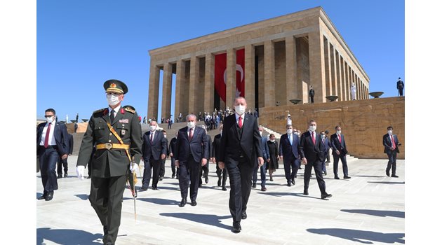 Ердоган участва в церемония пред мавзолея на Ататюрк.