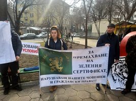 20-ина студенти излязоха на протест пред Пловдивския университет. Снимки: Авторът