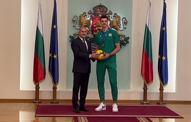 Александър Николов подари на държавния глава топка с автографи на всички състезатели от отбора.