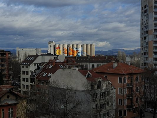 Силозите на мелницата в София са разкрасени, но се виждат само отвисоко.