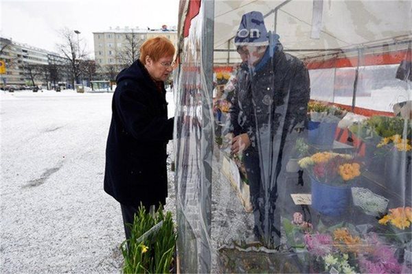 Халонен се информира за цената на цветята