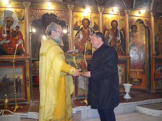 Кметът на Павликени дарява икона за обновената църква - община Павликени. Снимка: Дима Максимова