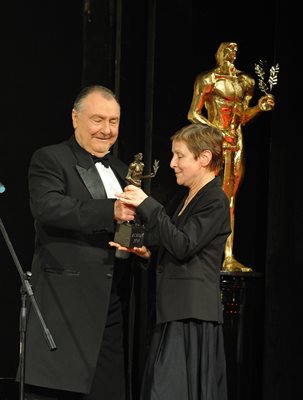2011 г. Васил Михайлов връчва награда "Аскеер" на режисьорката Маргарита Младенова