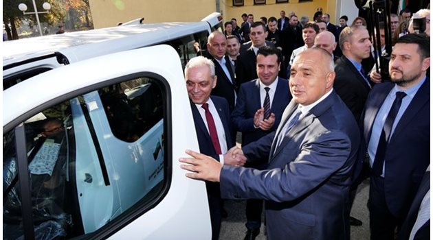 Премиерът Бойко Борисов подари специален микробус за транспорт на хора с увреждания на община Струмица.