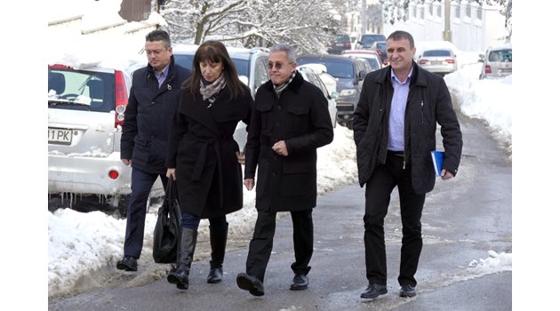 Неджми Али (от ляво на дясно),   Филиз Хюсменова, Йордан Цонев и Ахмед Ахмедов отиват на среща на партията с почетния лидер Ахмед Доган.