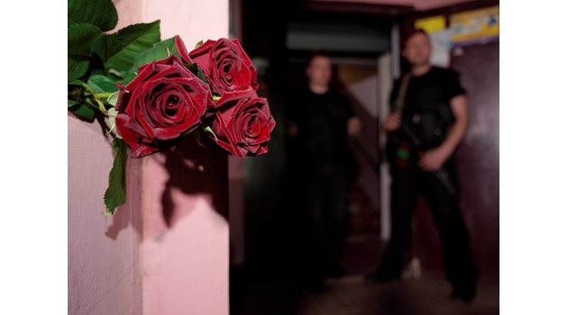 Украински полицаи забелязали цветя, оставени близо до входа на дома на Бабченко.
