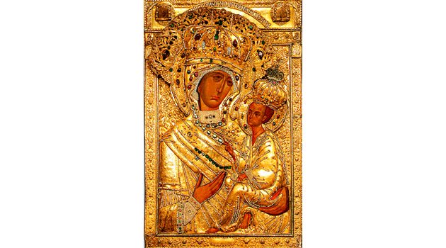 Тихвинската икона е украсена със злато и скъпоценни камъни заради многобройните изцеления.