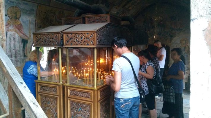 Богомолци палят свещи в навечерието на Голяма Богородица в Бачковския манастир. Снимки: 24plovdiv.bg