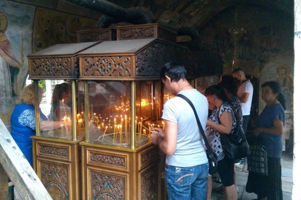 Богомолци палят свещи в навечерието на Голяма Богородица в Бачковския манастир. Снимки: 24plovdiv.bg