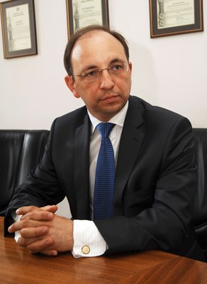 Николай Василев е икономист и финансист. Бивш вицепремиер и министър на икономиката, на транспорта и съобщенията и на държавната администрация в правителствата на Симеон Сакскобургготски и на Сергей Станишев.
