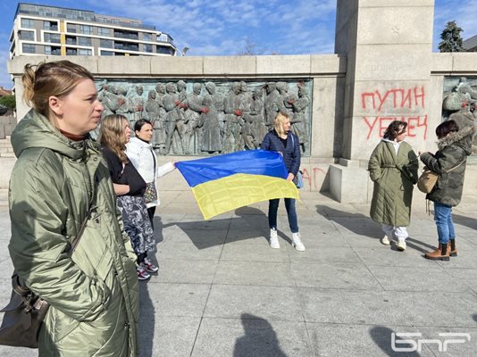 Украинският флаг се развя на метри от надписа "Путин е убиец" по паметника Альоша.