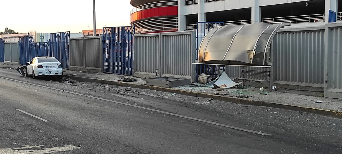 БМВ потроши спирка в Пловдив, късният час предотврати жертви (Снимки)