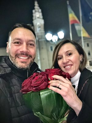 Лео Бианки и Лучия с 18-те рози и годежния пръстен