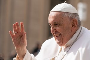 Папа Франциск отново е приет в болница, ще го оперират