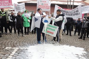 Фермери излязоха отново на протест в София: Ние сме малко, но от нас зависи изхранването на населението (Видео)