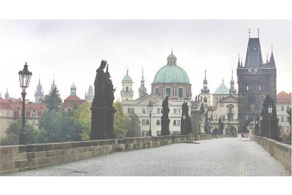 Карловият мост е една от най-големите забележителности на Прага. На него цари спокойствие единствено рано сутрин.