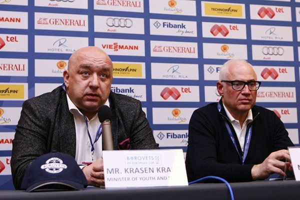 Няма да търпим шепа псевдоеколози да спират развитието на българските зимни спортове, категоричен е министърът на спорта Красен Кралев, който даде пресконференция в Боровец заедно с шефа на ските Цеко Минев. СНИМКА: LAP.BG