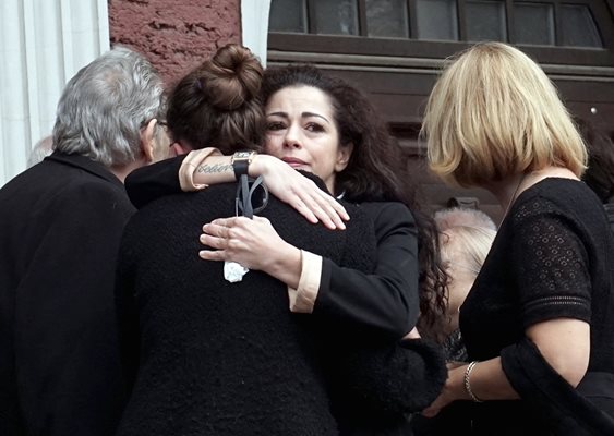 Елена Петрова прегръща внучката на Росица Данаилова Стефани.