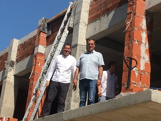 Градоначалникът Иван Тотев (вляво) и кметът на район "Източен" Николай Чунчуков инспектираха строежа на новото крило към детска ясла "Веселушка". Снимка: Авторът