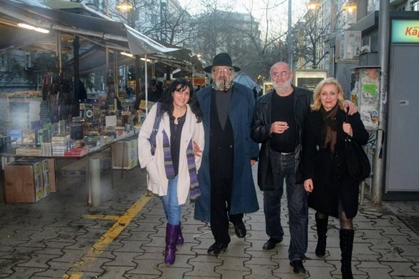 Васко Жеков (с лулата) сред приятели и приятелки в центъра на София