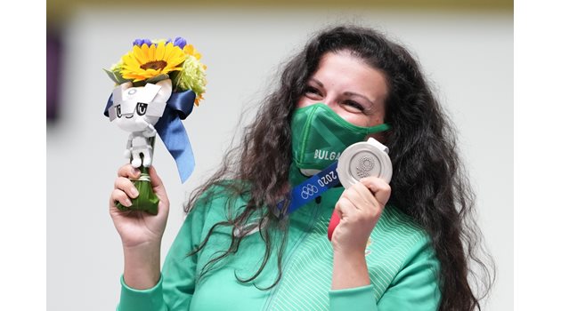 Антоанета Костадинова със сребърния си олимпийски медал СНИМКА: ЛЮБОМИР АСЕНОВ, LAP.BG