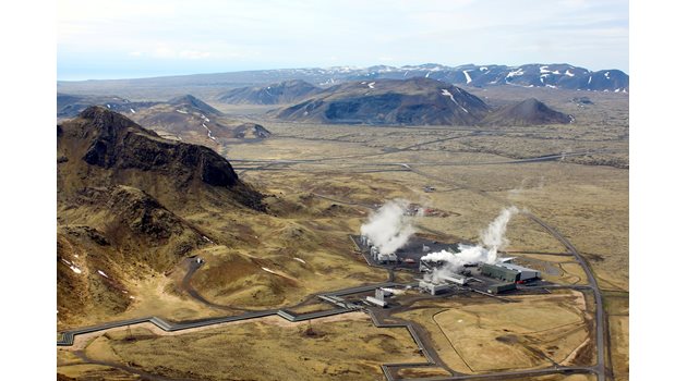 Тласък на геотермалната енергия в Исландия дава световната петролна криза, когато суровият петрол поскъпва със 70%.

