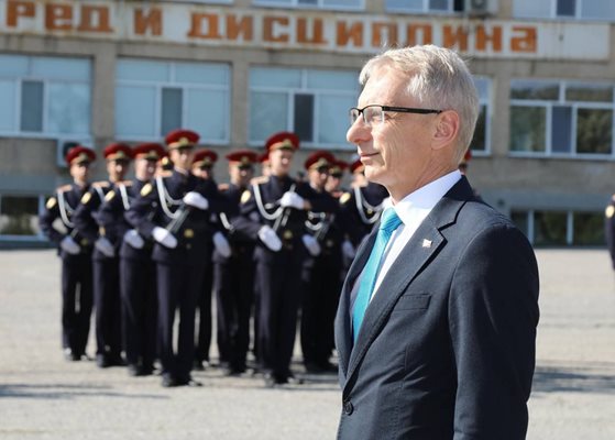 Обсъжда се висшето военно образование да се финансира не само от Министерството на отбраната, а частично и от Министерството на образованието и науката. Това са коментирали премиерът акад. Николай Денков и ръководството на Националния военен университет “Васил Левски” в Шумен.

СНИМКА: ПРЕССЛУЖБА НА МС