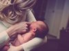 Учени обясниха защо жените дундуркат бебетата си в лявата ръка