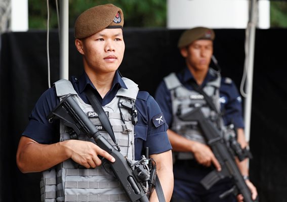 С кафяви барети, защитно облекло и пушки, елитните непалски полицаи гурка са колоритна част от силите за сигурност, които Сингапур е разположил за утрешната среща между президента на САЩ Доналд Тръмп и севернокорейския лидер Ким Чен-ун. СНИМКИ: РОЙТЕРС