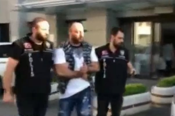 Турски полицаи извеждат Димитър Желязков от хотела в Истанбул.
