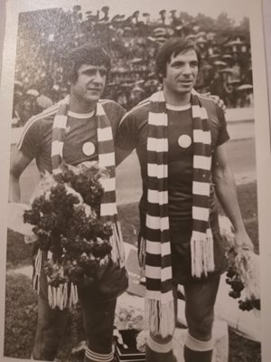 Копата (вдясно) с Цоньо Василев на изпращането си като играч на ЦСКА