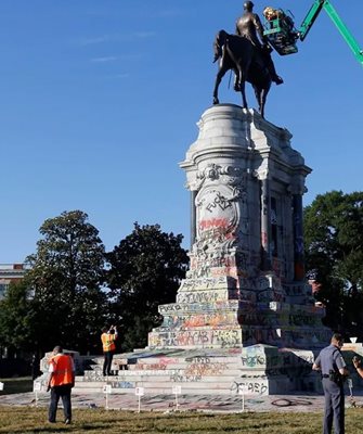 Демонтиране на статуя на Робърт Лий в Ричмънд, Вирджиния.