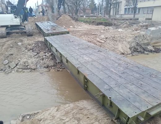 Временният мост в село Каравелово бе изграден в края на миналата година.


Снимка: Архив